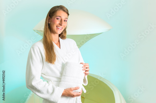 Fotografie Wellness - junge Frau beim Floaten mit Floating Tank