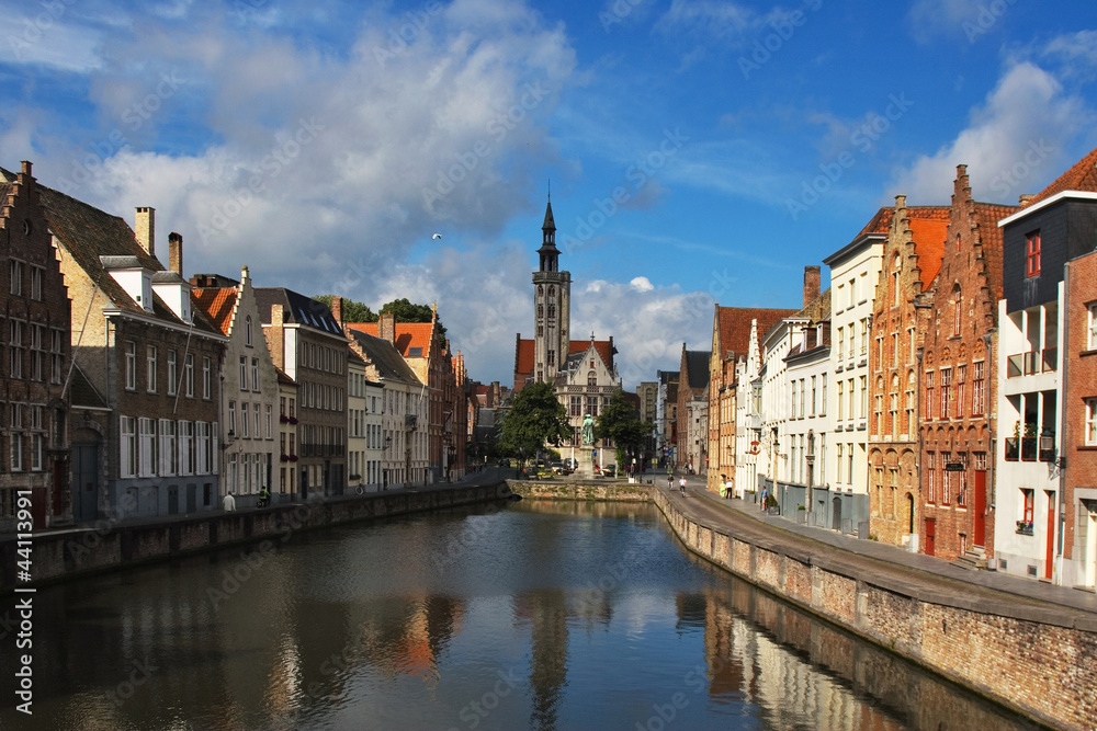 Naklejka premium Fasada domów flamandzkich i kanał w Brugii