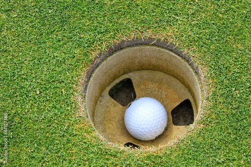 balle de golf dans trou