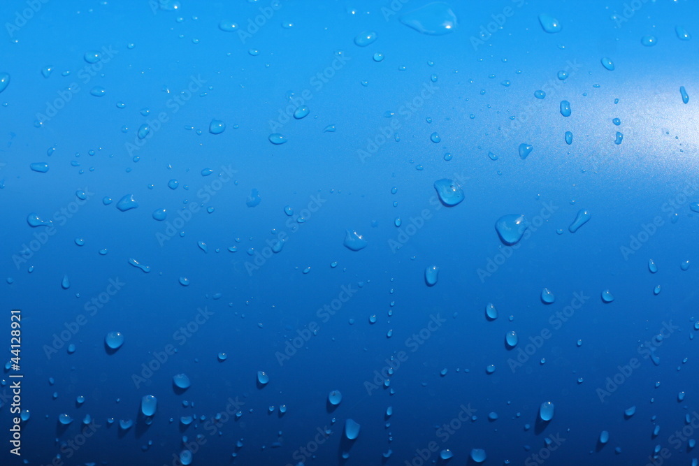 Fototapeta premium Wassertropfen auf blauem Untergrund