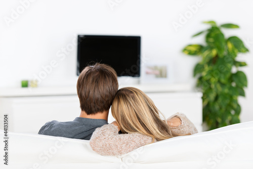 paar schaut fernsehen
