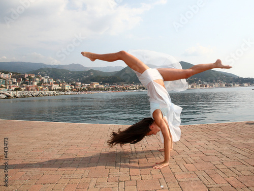 Ballerina in volo sul mare