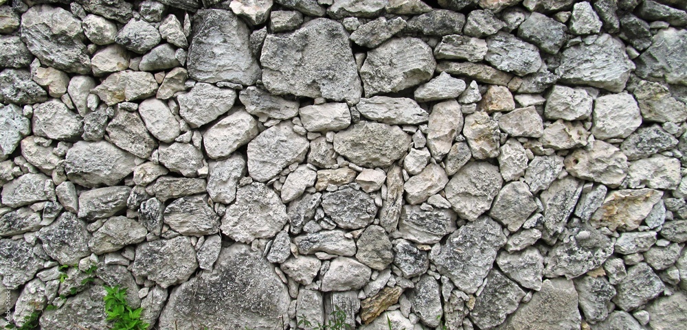 muro de piedras rodeando la antigua casa muro de piedras rodeando la antigua casa