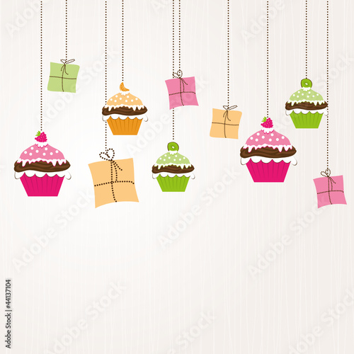 Cupcakes und Geschenke hängen am Band