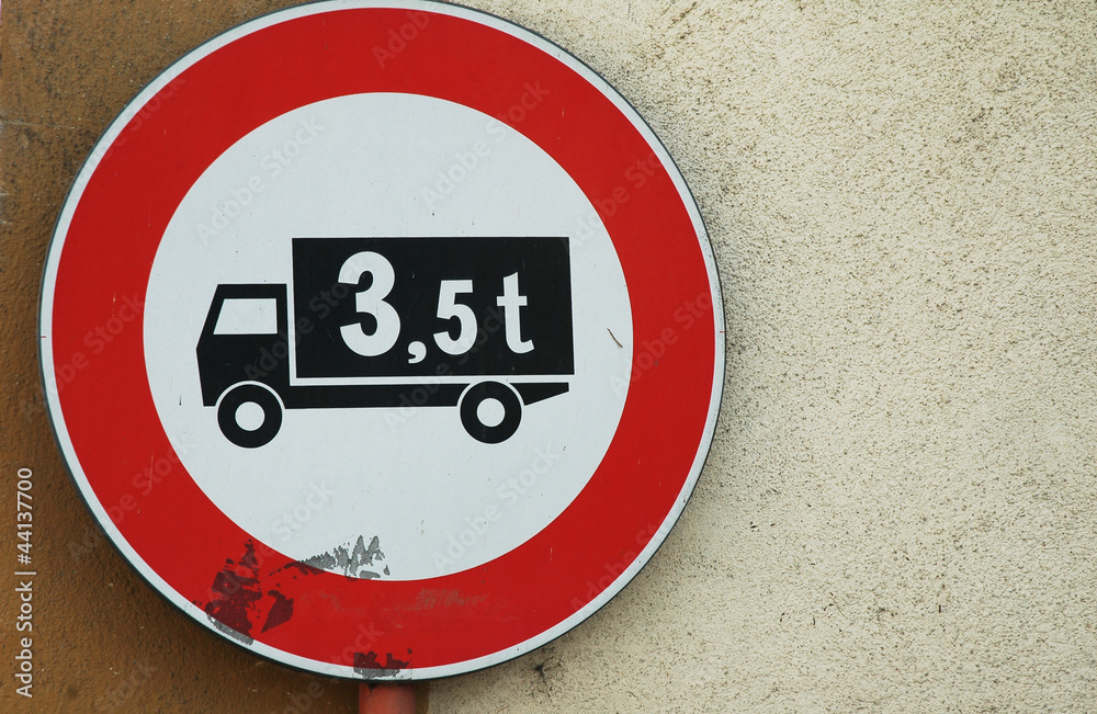 Cartello stradale di divieto passaggio camion, Toscana, Italia Stock 写真