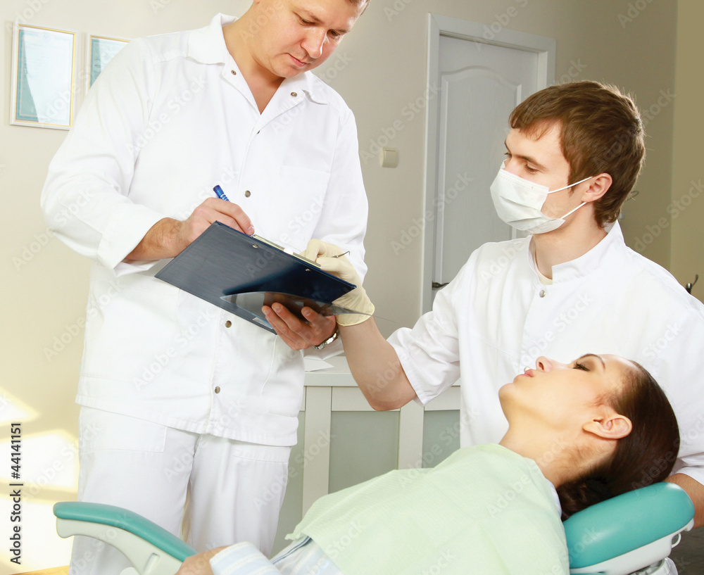 Obraz premium Young woman with dentist in a dental surgery. 