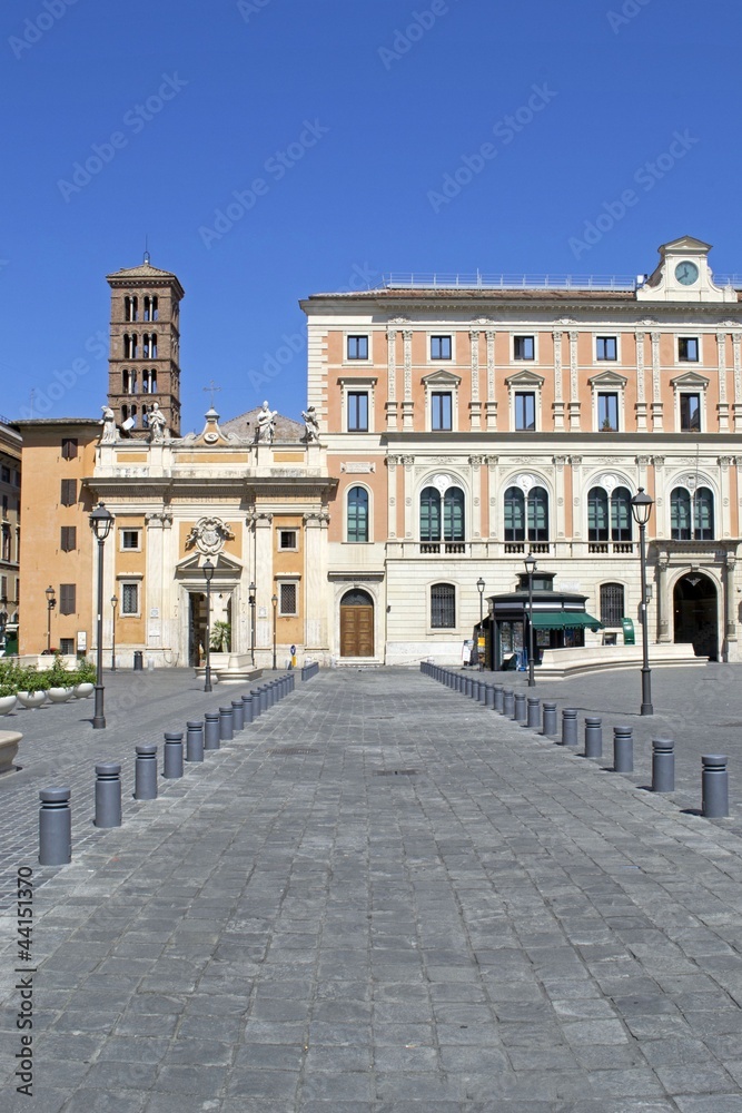 Piazza San Silvestro (Roma) pedonalizzata