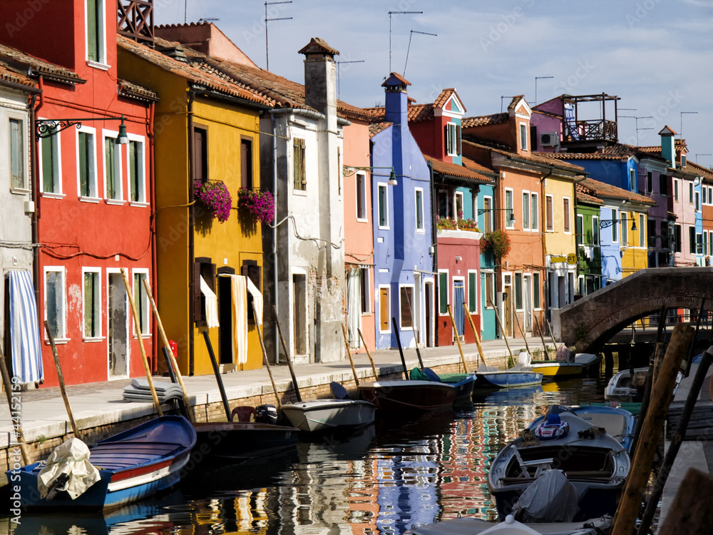 Fototapeta premium Le famose case colorate lungo i canali dell'isola di Burano - Venezia,Italia