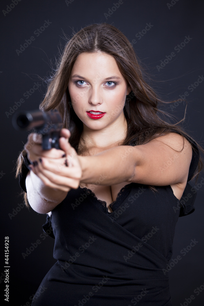 sexy geheimagentin zielt mit waffe im anschlag sexy geheimagentin zielt mit waffe im anschlag