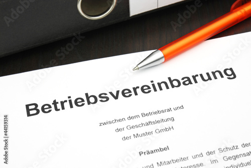 Betriebsvereinbarung mit Kugelschreiber