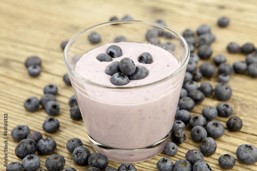 Frischer leckerer Joghurt mit Heidelbeeren und Blaubeeren isolie Frischer leckerer Joghurt mit Heidelbeeren und Blaubeeren isolie