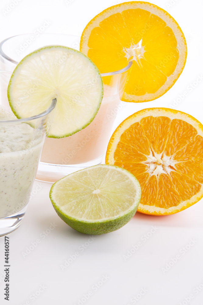 Frischer leckerer Joghurt mit Orangen und Limetten isoliert