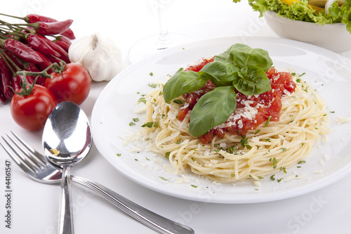 frische leckere Spaghetti mit Tomatensoße basilikum und Parmesa photo