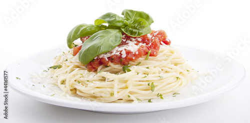 frische leckere Spaghetti mit Tomatensoße basilikum und Parmesa