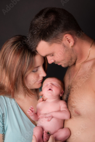 jeunes parents et leur nouveau né