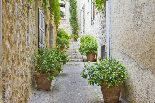 Fototapeta Naklejka Na Ścianę i Meble -  Narrow street in Provence