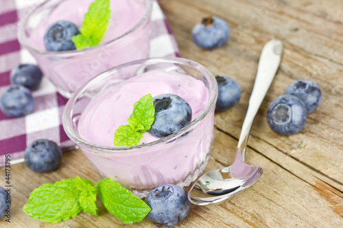 Joghurt mit Blaubeeren photo