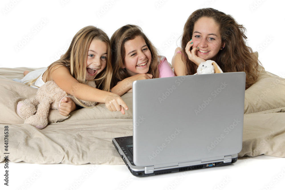 Trois jeunes filles regardant ordinateur