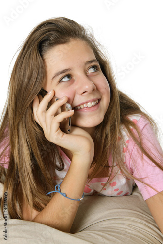 Jeune fille téléphone allongée