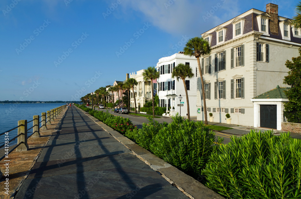 Fototapeta premium Zabytkowa East Battery w świetle poranka. Charleston, SC