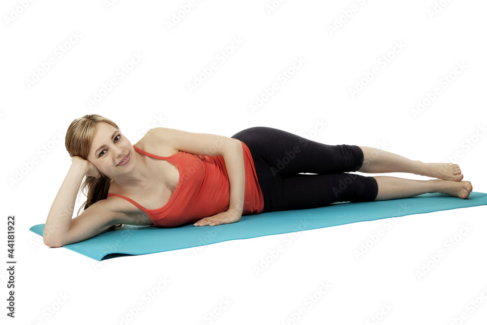 schöne junge blonde sportlerin liegt auf ihrer fitness matte schöne junge blonde sportlerin liegt auf ihrer fitness matte