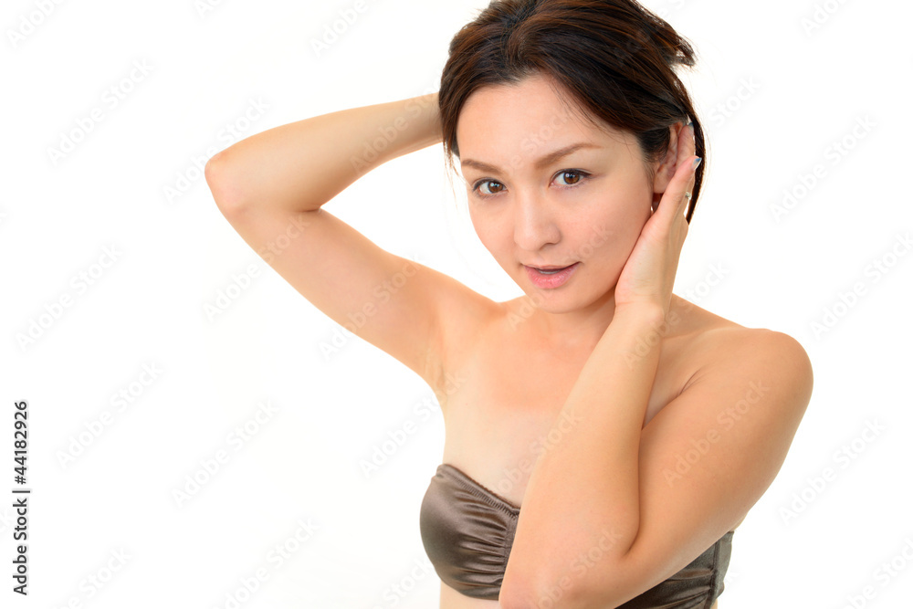 身だしなみを整える女性 身だしなみを整える女性