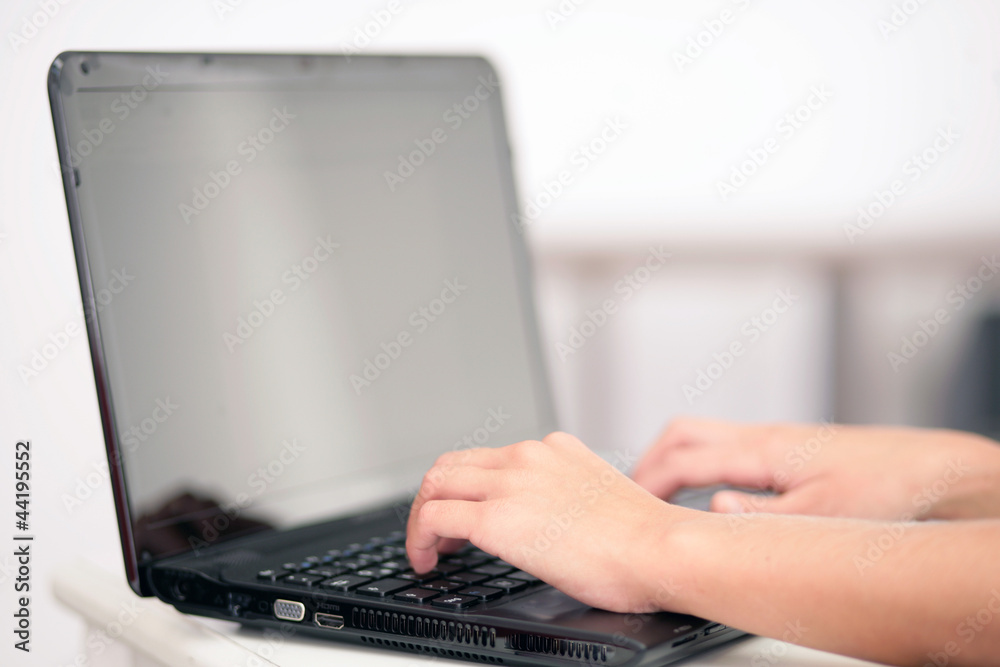 auf dem Notebook schreiben