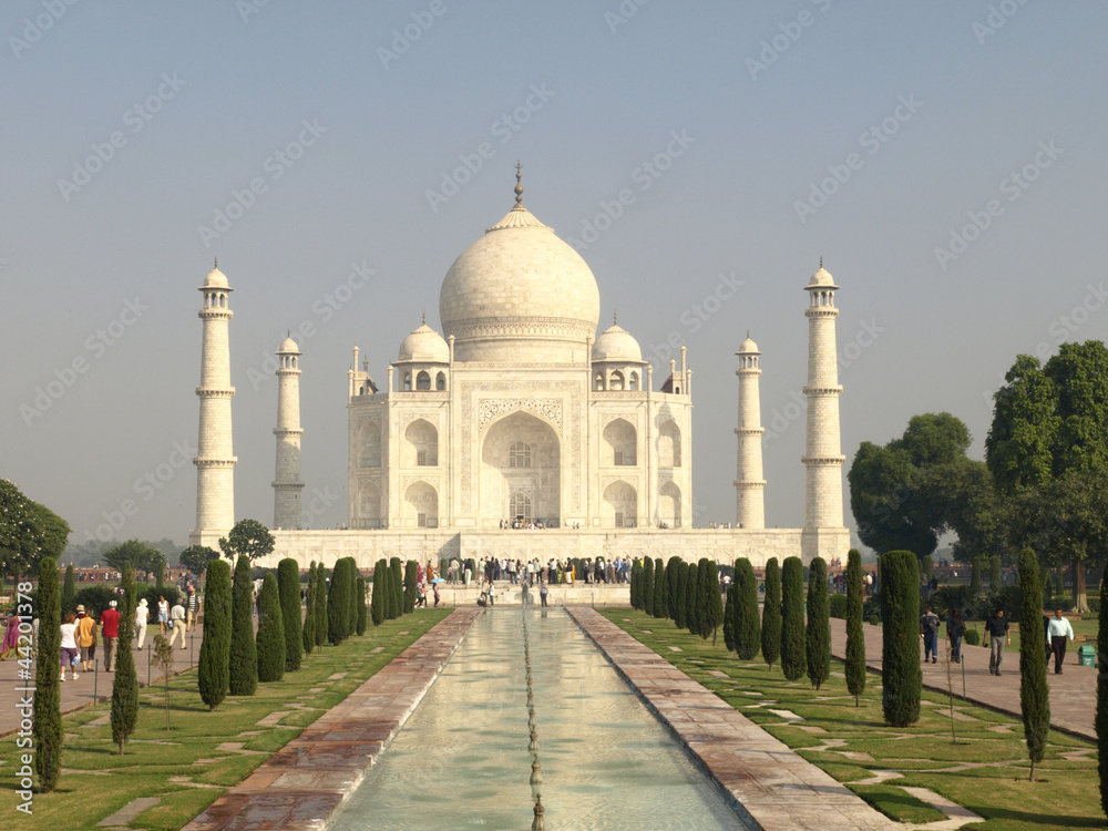 Fototapeta premium Beautiful white marble of the Taj Mahal