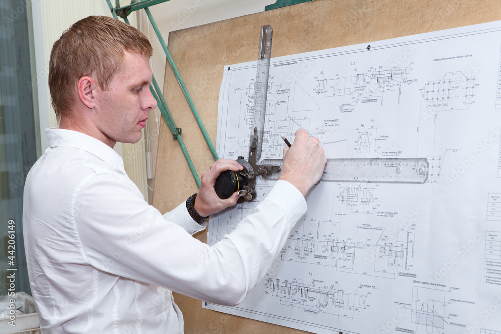 Obraz premium Engineer making blueprint project on old-fashioned drawing board