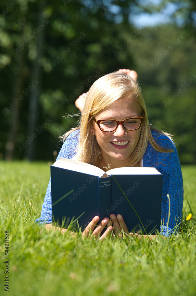 Junge Frau liest Buch Junge Frau liest Buch