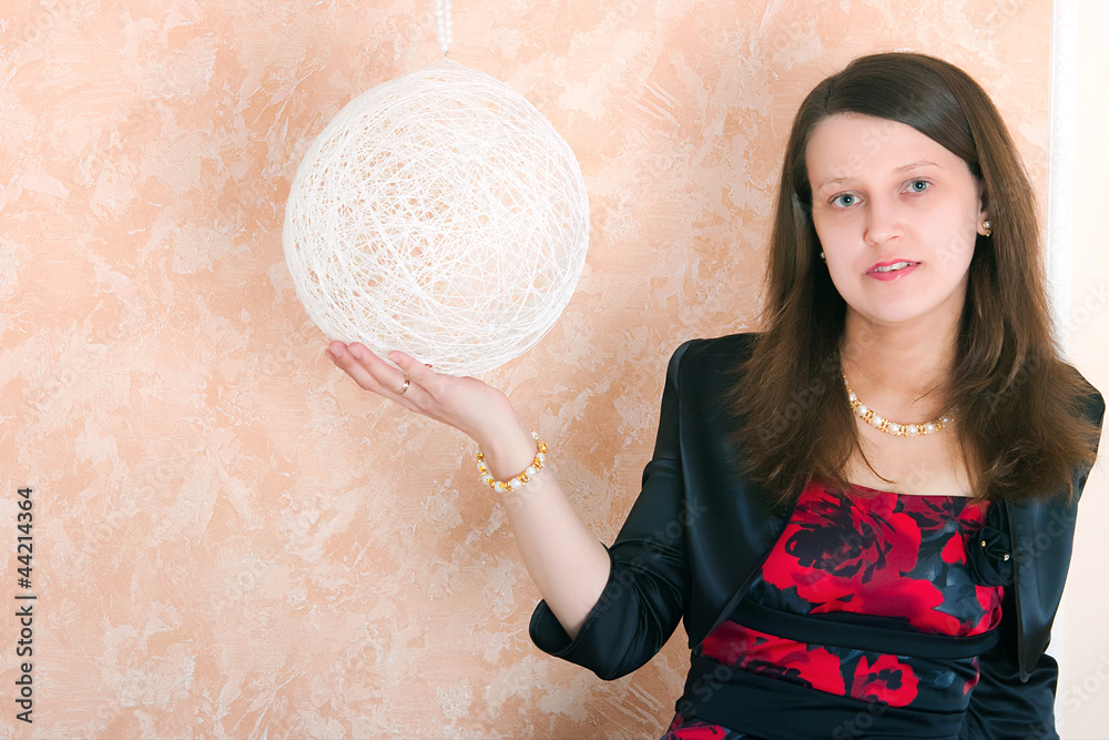 Naklejka premium girl sitting near a white sphere
