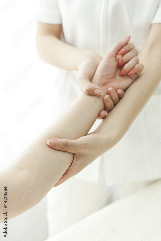 Fototapeta premium 腕をマッサージするエステティシャン