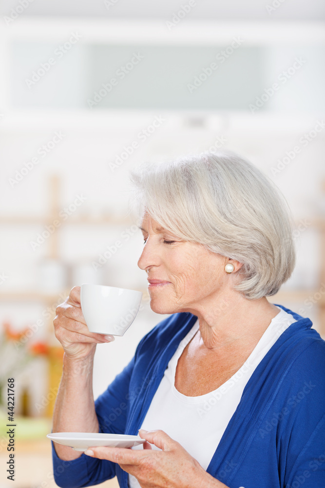 ältere frau genießt kaffee in der küche ältere frau genießt kaffee in der küche