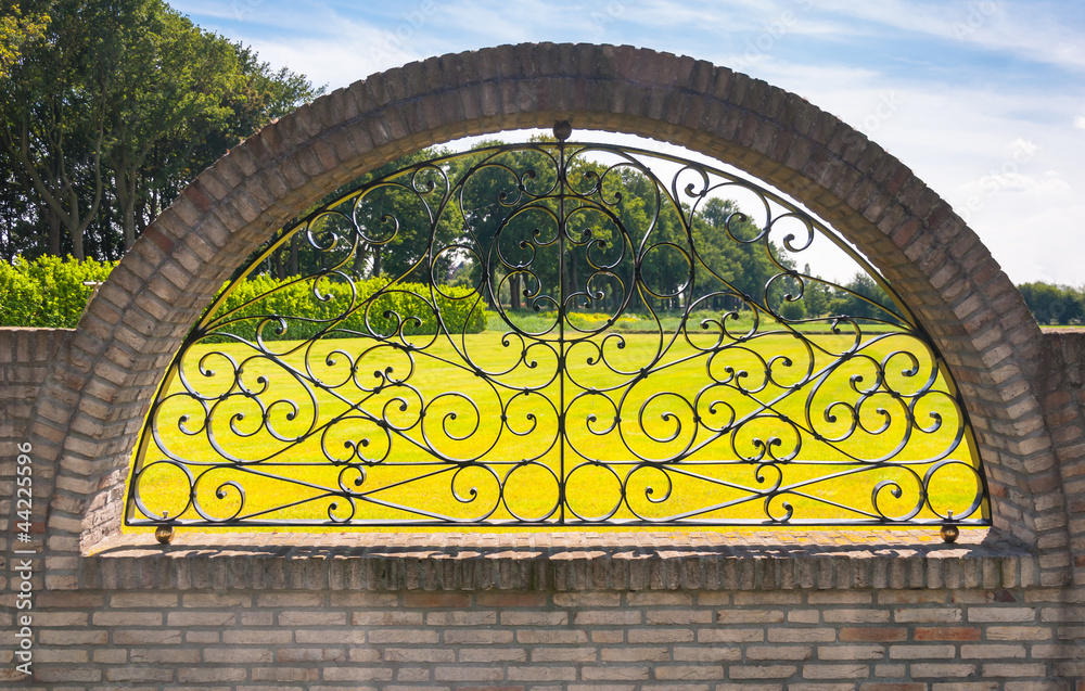 Obraz premium Curved ironwork fence