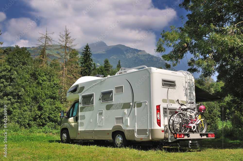 Camper in sosta su prato di montagna