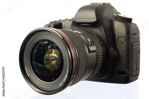 Digitale Spiegelreflexkamera mit Standardobjektiv photo