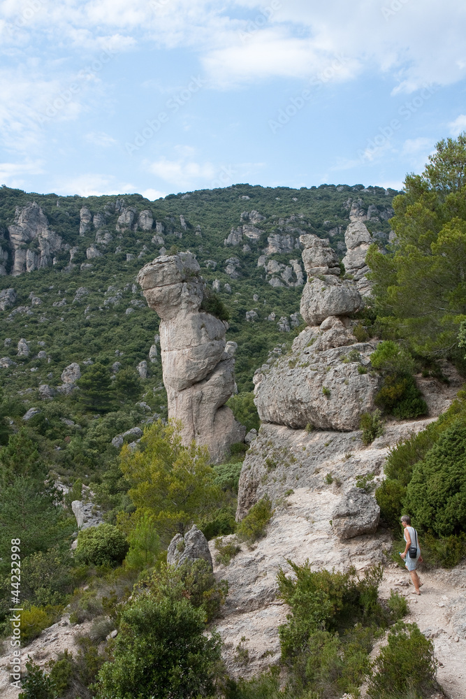 Promeneuse dans le cirque de Mourèze