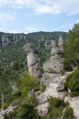 Promeneuse dans le cirque de Mourèze