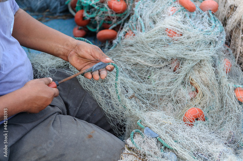 Fischer repariert ein Netz