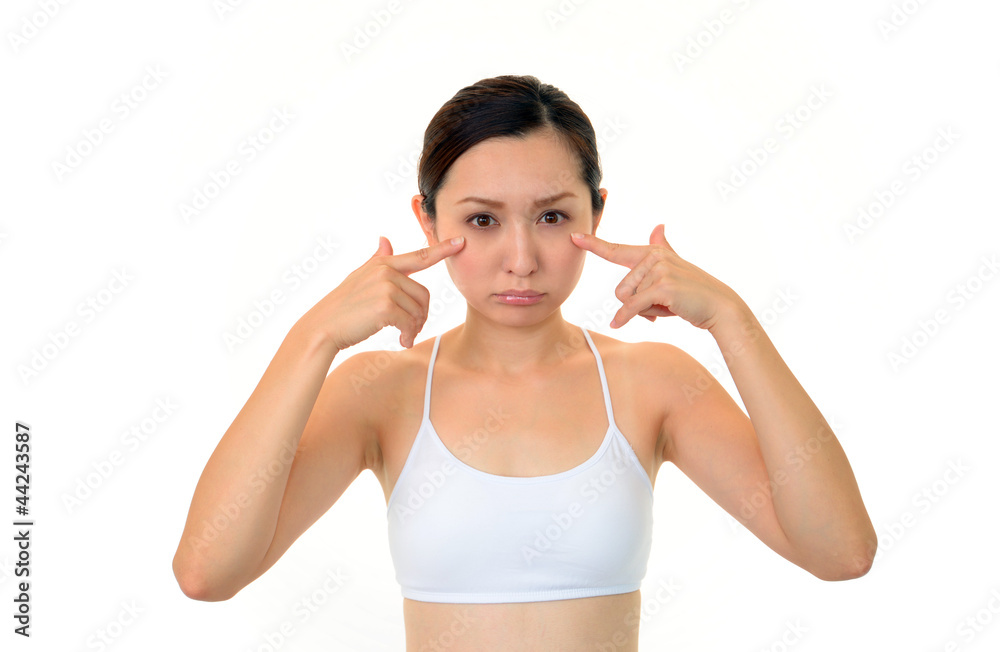 目元が気になる女性 目元が気になる女性