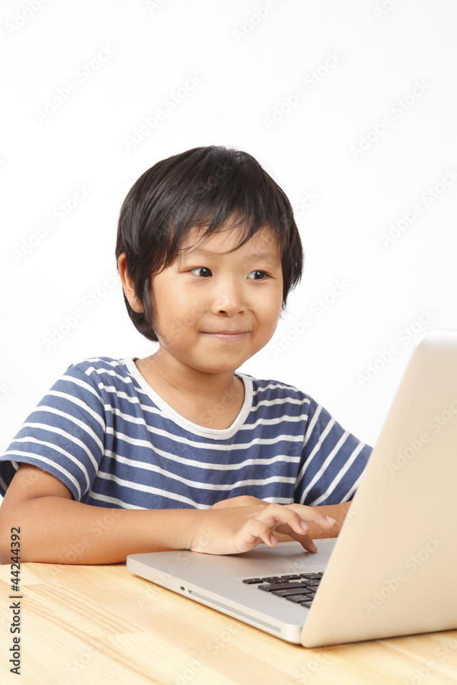 パソコンする子ども パソコンする子ども