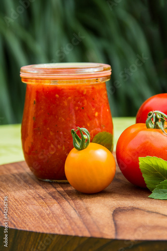 Tomatensauce im Einmachglas photo