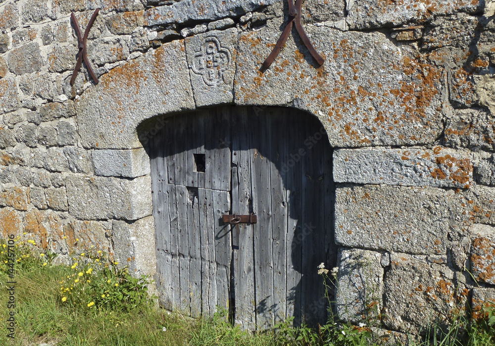 Vieille porte et porche en granit