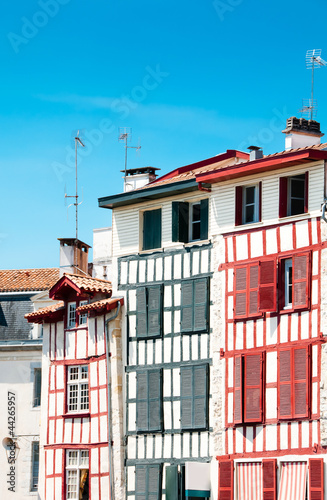 Obraz na płótnie Typical Basque houses in Bayonne, France w salonie