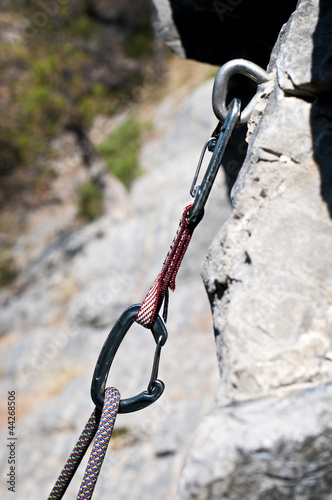 moschettone e corda. Attrezzatura per free climbing photo