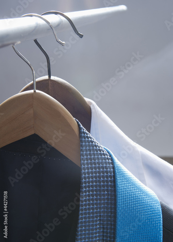 Close Up von Sakko, Hemd und Krawatten auf Kleiderbügel