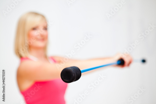 Frau mit Schwingstab beim Training