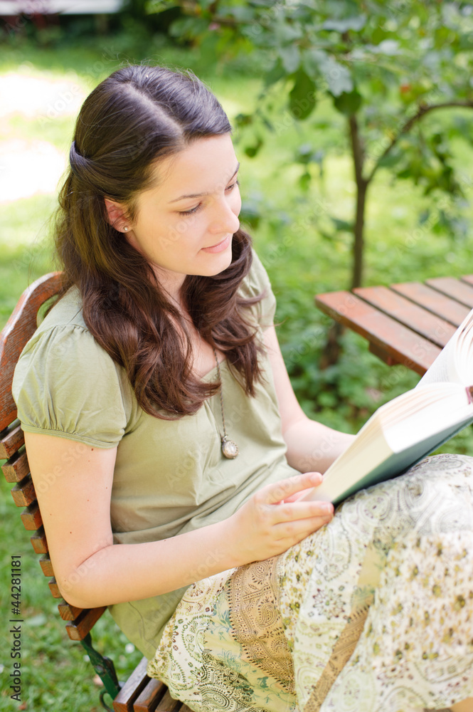 Fototapeta premium Junge Frau im Garten