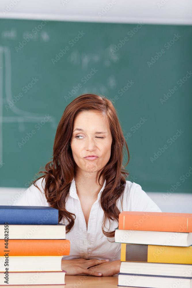 lehrerin schaut skeptisch lehrerin schaut skeptisch