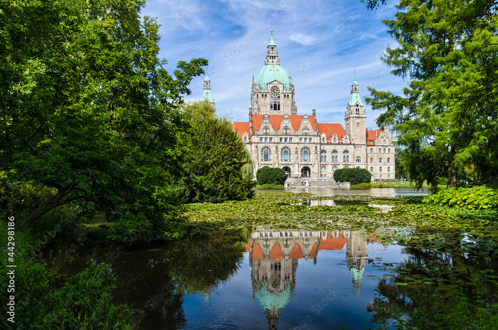 Naklejka premium Rathaus Hannover im Sommer